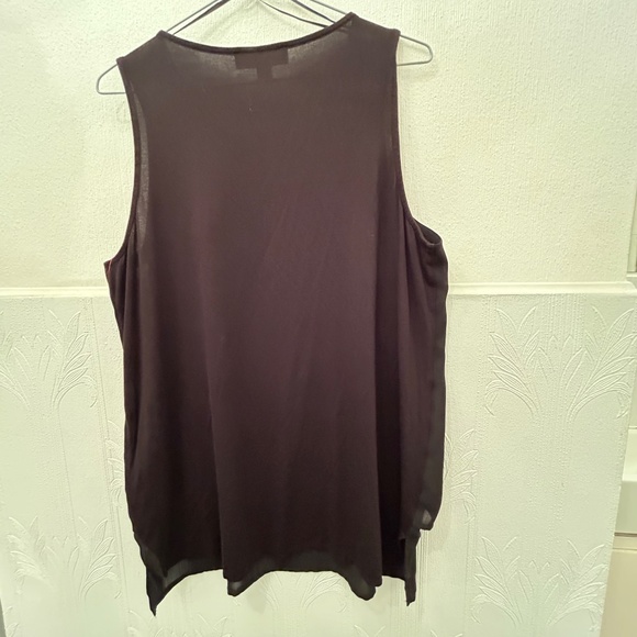 ✨3 for $50 ✨ Flowy Black Michael Kors Top with Gold Detailing in size L - Picture 5 of 5